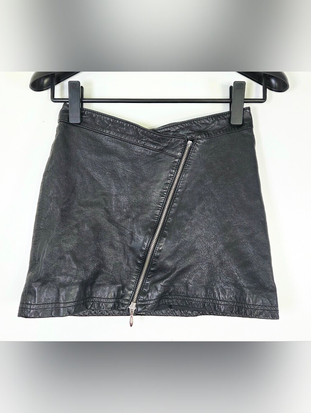VINTAGE Y2K WILSONS LEATHER MAXIMA LEATHER ASYMMETRICAL ZIP MINI SKIRT.
